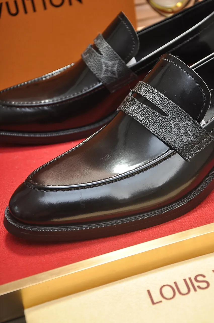 Men's men's shoes 💰460💶 [LV] (all high-end sheep lining) 🍀LV's latest genuine leather business suit shoes are launched simultaneously on the official website. The first-layer cowhide imported from Italy is made of heavy gold, 💥official website 1:1 rubber outsole. Versatile to wear, high-end without losing class, and the color combination is extraordinary. This four-season style is alluring when worn on your feet, showing off your big-name flair. Standard code 38-45 (45 customized)